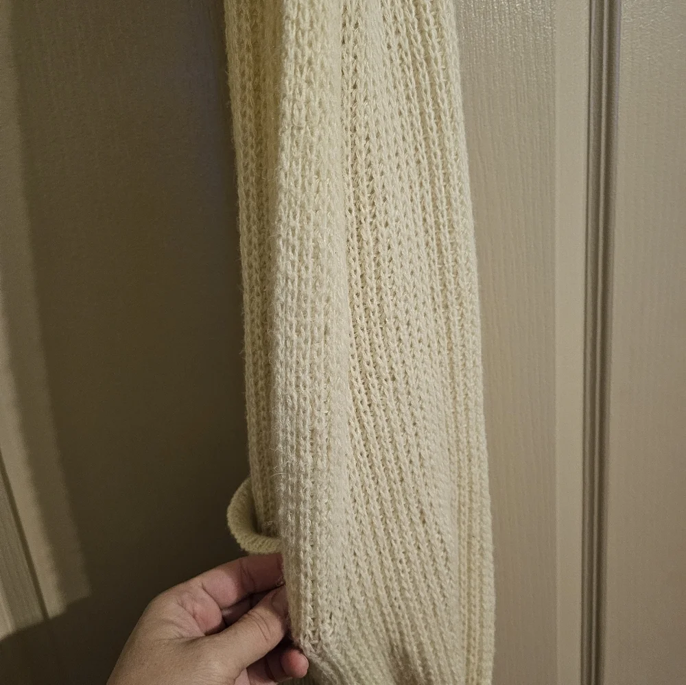 Long cream colored scarf with arm holes to keep warm - Picture 3 of 3